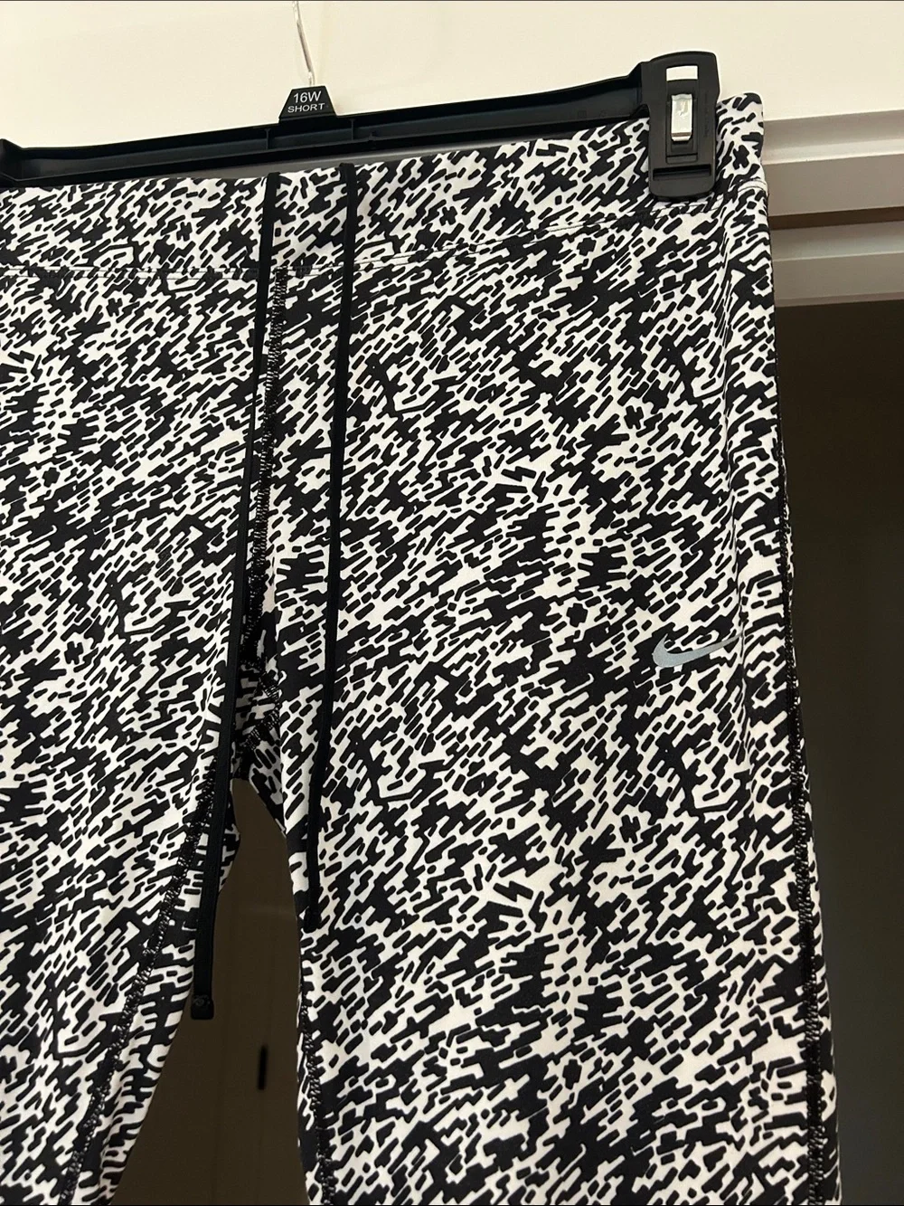 Nike Pronto Essential Running Crop Leggings in Black & White Print | Size Large